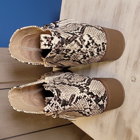 Snakeskin Print Ankle Booties MIA Embossed Size 8.5 - Picture 4 of 12
